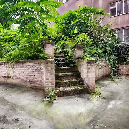 Apartment Of Character With A Private Garden Praha Bagian luar foto