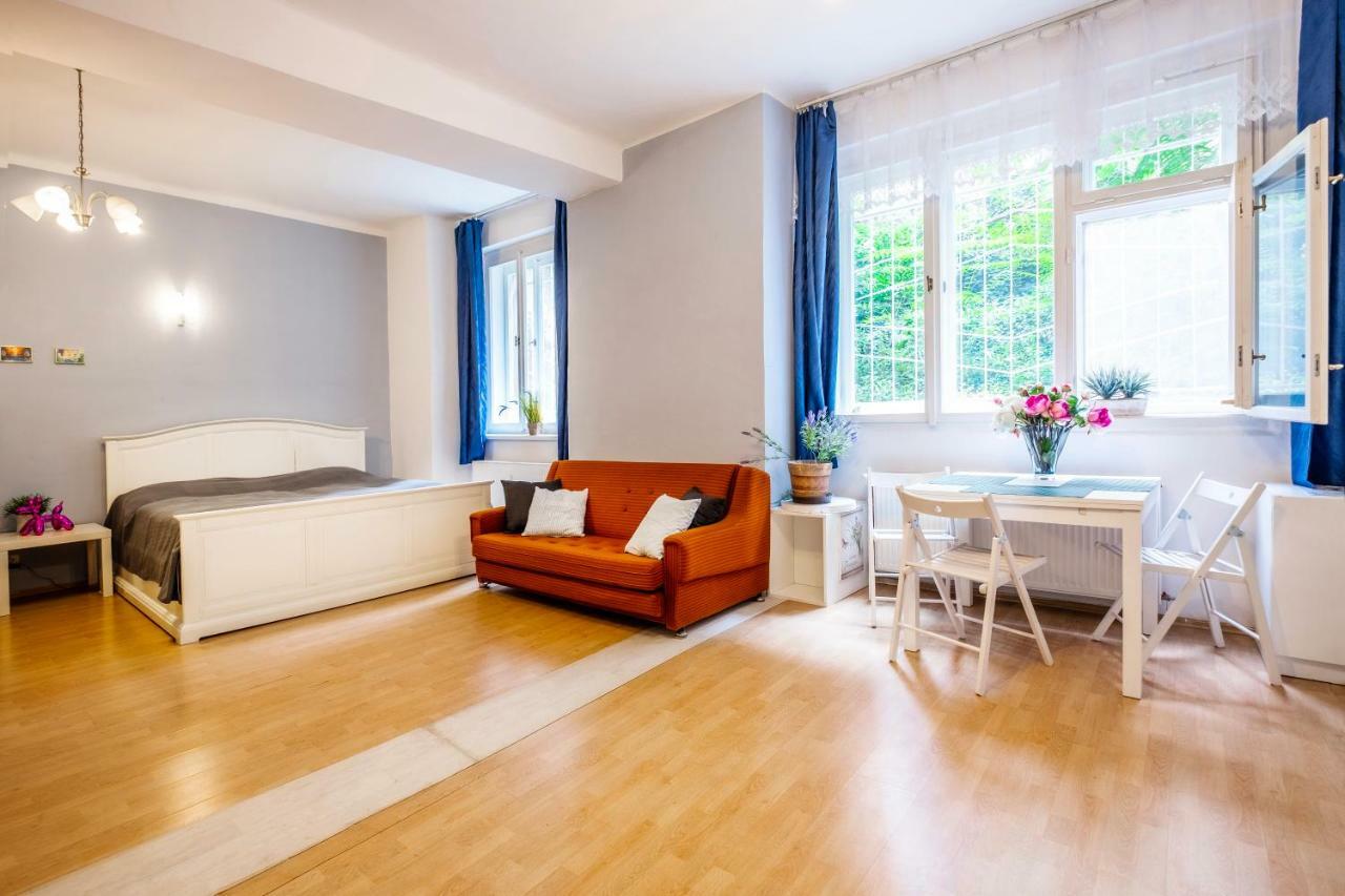 Apartment Of Character With A Private Garden Praha Bagian luar foto